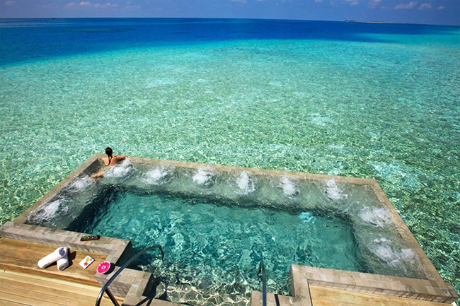 Hồ bơi ở Velassaru Resort, Maldives

Hồ bơi vô cực dường như hòa cùng vào chân trời cho phép du khách có thể ngắm nhìn các rạn san hô hoặc thỏa thích tận hưởng đồ uống bên hồ. 
