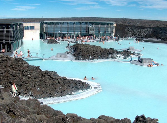 Hồ bơi ở Blue Lagoon Geothermal Resort, Iceland

Khu nghỉ dưỡng Blue Lagoon ở Grindavik thực sự sẽ đem lại một trải nghiệm độc đáo và kỷ niệm không thể nào quên với khung cảnh thiên nhiên tuyệt đẹp của Iceland


