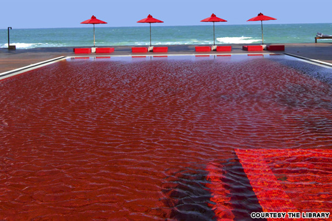 Hồ bơi Library, Ko Samui, Thái Lan

Được xây dựng trên hòn đảo Koh Samui tại Thái Lan, bể bơi Library trông giống như một cảnh trong bộ phim viễn tưởng. Thay vì màu xanh thông thường, nước tại bể bơi Library có màu đỏ máu. Màu đỏ khó quên này được tạo ra nhờ phản chiếu nền của bể bơi.
