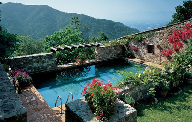 Hồ bơi giữa núi non Tuscany, Italia

Hồ bơi được xây từ đá phiến xanh từ dãy núi Alps Apuan, nép mình dưới ngôi nhà chính, giữa sân và khối nhà lân cận
