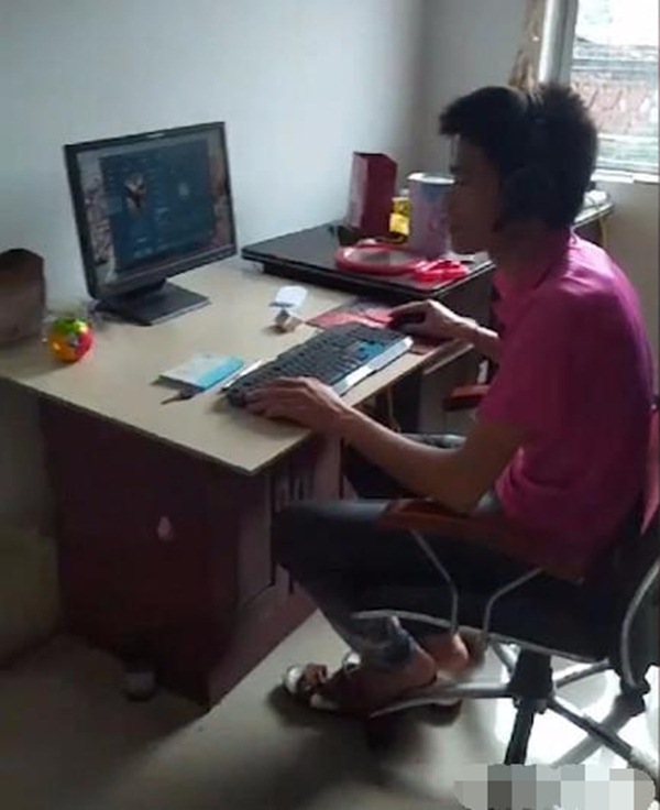 Bận chơi game, ông bố sáng tạo ra cách cho con vào túi nilon rồi treo lên cửa - 1