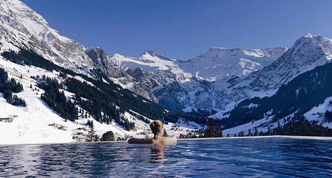Hồ bơi ở khách sạn Cambrian, Thụy Sĩ

Khách sạn Cambrian nằm trên sườn phía nam của thung lũng Alpine. Từ hồ bơi có thể chiêm ngưỡng phong cảnh đồi núi hoang sơ của dãy núi Alps ở Thụy Sĩ.
