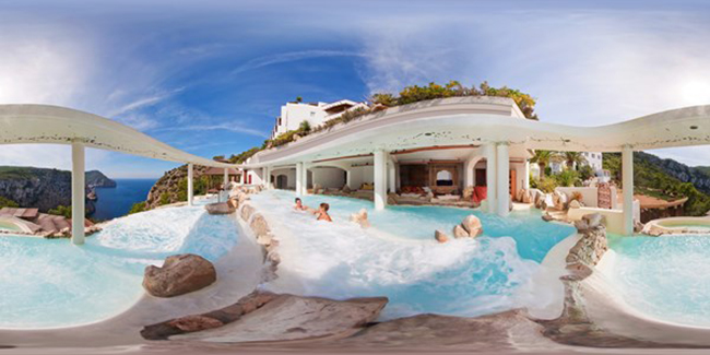 Hồ bơi ở khách sạn Hacienda Na Xamena, Tây Ban Nha

Khách sạn này nằm lơ lửng trên một vách đá cao 180 mét so với mặt nước biển, ở trung tâm của một công viên bảo tồn tự nhiên. Hể bơi của khách sạn với cách thiết kế đá và xoáy nước trông cũng rất tự nhiên.
