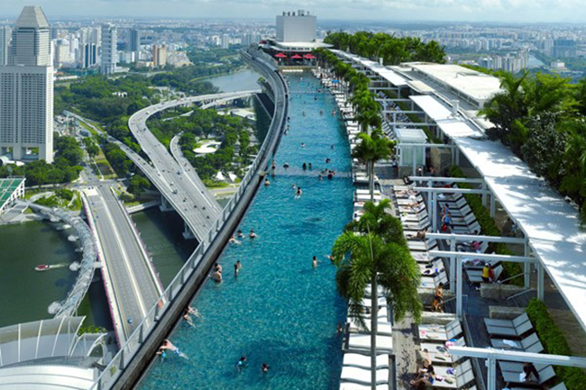Hồ bơi tại resort Marina Bay Sands ở Singapore

Tọa lạc trên tầng 57 của khách sạn Marina Bay Sands, đây là một trong những bể bơi ngoài trời lớn và ấn tượng nhất thế giới, bể bơi vô cực ở khách sạn Marina Bay Sands, Singapore trông như con thuyền khổng lồ đang bay lơ lửng giữa bầu trời.


