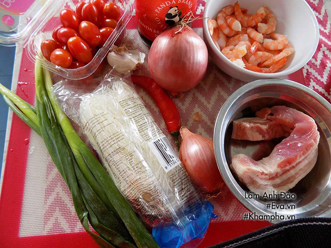 Mát trời bắc chảo làm miến xào tôm thịt vừa gọn vừa ngon - 1