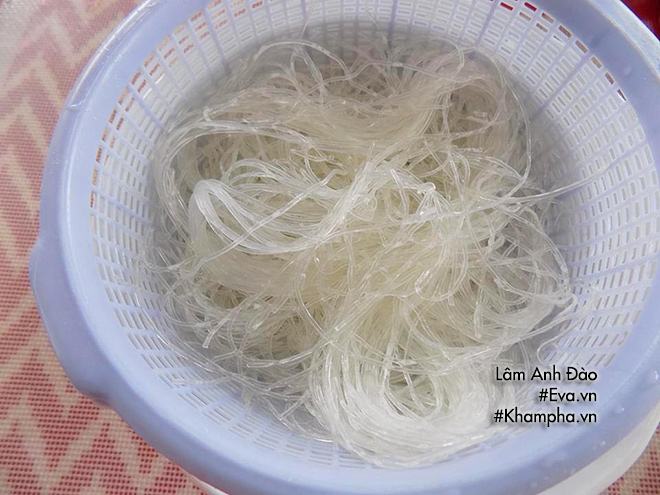 Mát trời bắc chảo làm miến xào tôm thịt vừa gọn vừa ngon - 5