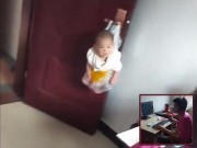 Làm mẹ - Bận chơi game, ông bố sáng tạo ra cách cho con vào túi nilon rồi treo lên cửa