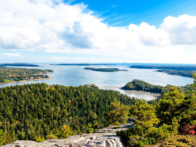 Vườn quốc gia Acadia

Bạn có thể ngồi trên bờ và thưởng thức một làn gió biển mát mẻ. Bạn và gia đình có thể tham gia một chuyến Du thuyền trên biển thường có từ tháng 5 đến tháng 10, bạn có thể được tận mắt chứng kiến đoạn quay các thợ lặn scuba thám hiểm đại dương.
