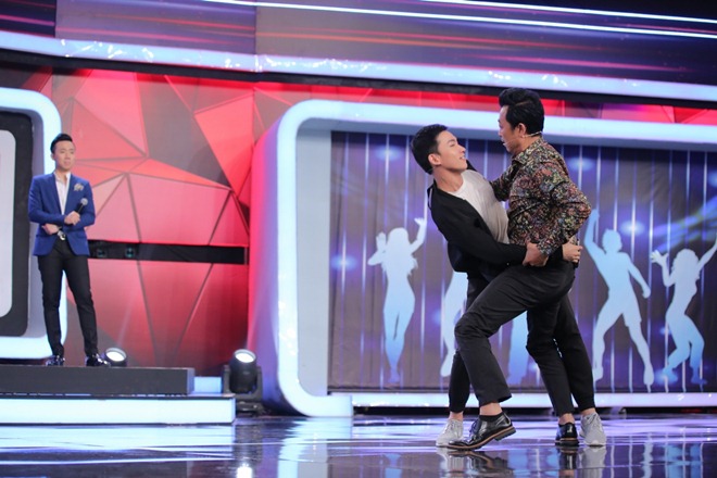 Người bí ẩn 2017: Angela Phương Trinh - Võ Cảnh hoảng khi gặp amp;#34;thanh niên cứngamp;#34; bẻ sắt bằng yết hầu - 8