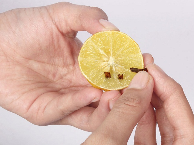 Mẹo rẻ bèo đuổi ngay cả đàn muỗi trong nhà chỉ với một quả chanh