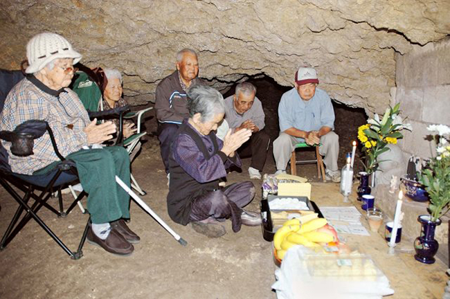 Người dân địa phương thường đến các hang động để cầu nguyện cho linh hồn những thành viên trong gia đình họ đã thiệt mạng ở đó.
