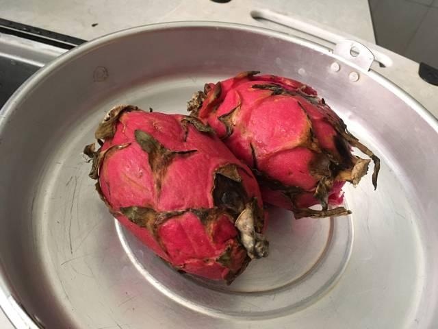 Bóc quả thanh long để quên lâu trong tủ lạnh, người đàn ông giật mình phát hiện thứ kì dị