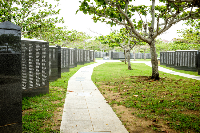 Đài tưởng niệm Hòa bình ở Công viên Hòa bình Quận Okinawa có tên của 149.193 người gốc Okinawa, khoảng một phần tư dân số đảo, đã bị giết hoặc tự sát trong Trận Okinawa và Chiến tranh Thái Bình Dương.
