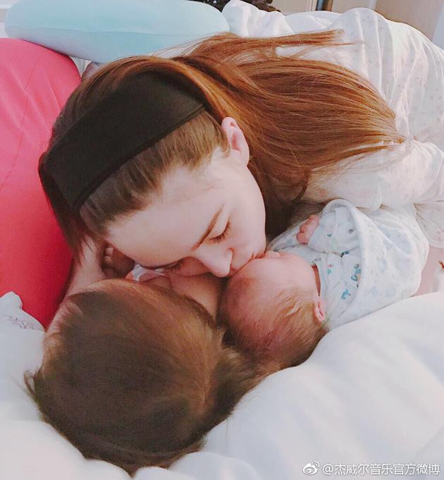 Lần đầu tiên sau khi quý tử chào đời, Châu Kiệt Luân thích thú khoe ảnh cậu nhóc - 1