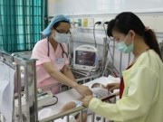 Sức khỏe - Đầu hè, trẻ nhập viện vì sốt xuất huyết tăng vọt