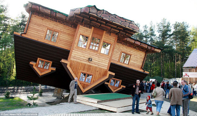 Ngôi nhà lộn ngược này ở Ba Lan đã trở thành điểm du lịch hấp dẫn. Lối vào của ngôi nhà là cửa sổ tầng mái và mọi người có thể đi trên trần.
