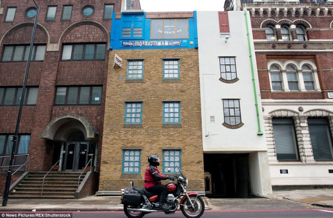 Một tòa nhà được thiết kế với kiểu dáng lộn ngược tại phố Blackfriars, London, Anh.

