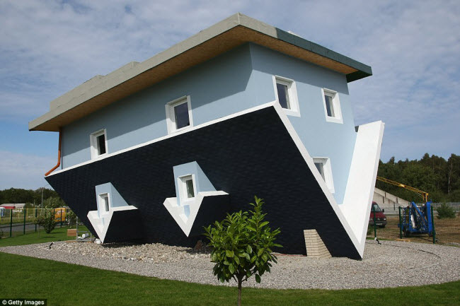 Ngôi nhà độc đáo này được hoàn thành năm 2008 trên hòn đảo Usedom, Đức. Không chỉ thiết kế ngôi nhà bị đảo ngược, mọi đồ đạc bên trong cũng được đặt ở tình trạng lộn ngược.
