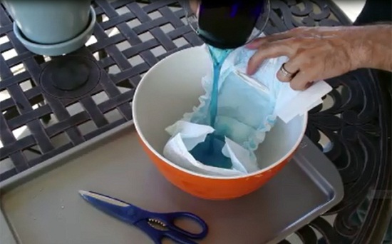 Chuyện thật như đùa: Dùng bỉm trồng rau, bia tưới nấm, ngô bón cam... - 3