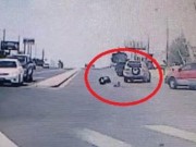Tin tức - Thương tâm bé 1 tuổi văng khỏi ô tô chỉ vì sự bất cẩn của người mẹ