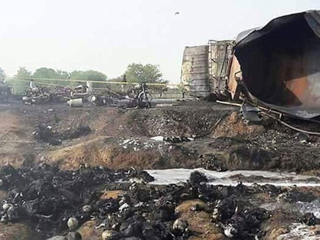 Lao ra hiện trường hôi của, xe bồn chở dầu phát nổ thiêu sống hàng trăm mạng người