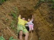 Làm mẹ - Ông bố trẻ ngày ngày bế con gái ra mộ đào sẵn nằm, ai cũng khóc khi biết sự thật