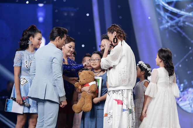 TV Show: Lan Khuê - Minh Tú cãi nhau như ngoài chợ; VNTM 2017 mở màn gây thất vọng - 1