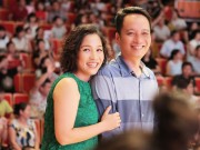 Làng sao - Mỹ Linh ôm chặt con trai, tươi rói bên chồng đi cổ vũ học trò