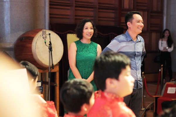 Mỹ Linh ôm chặt con trai, tươi rói bên chồng đi cổ vũ học trò - 1