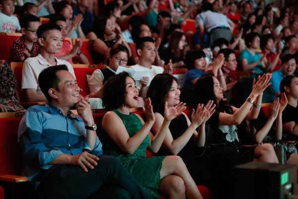 Mỹ Linh ôm chặt con trai, tươi rói bên chồng đi cổ vũ học trò - 6