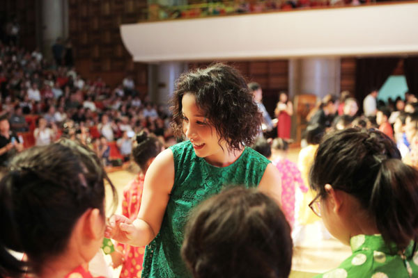 Mỹ Linh ôm chặt con trai, tươi rói bên chồng đi cổ vũ học trò - 3