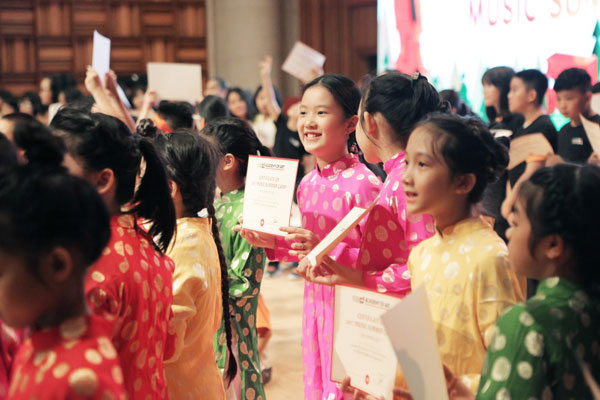 Mỹ Linh ôm chặt con trai, tươi rói bên chồng đi cổ vũ học trò - 4