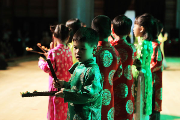 Mỹ Linh ôm chặt con trai, tươi rói bên chồng đi cổ vũ học trò - 8