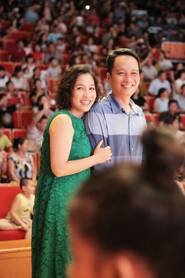 Mỹ Linh ôm chặt con trai, tươi rói bên chồng đi cổ vũ học trò - 10