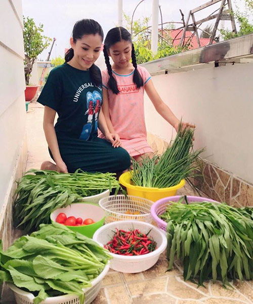 Bất ngờ trước hình ảnh cả gia đình sao Việt dù bận rộn vẫn cùng nhau hái rau, làm vườn - 13