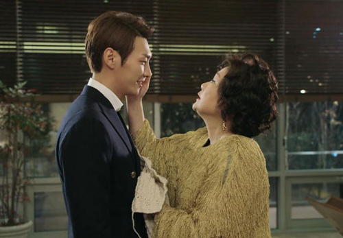 Đeo bám mẹ như một đứa trẻ