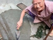 Tin tức - Xôn xao clip cụ bà ngoài 80 tuổi tự trộn xi-măng “vá” đường ở TP.HCM