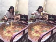 Bếp Eva - Mỹ nữ ăn mì trong thùng xe, hành để nguyên cây khiến cư dân mạng thất kinh