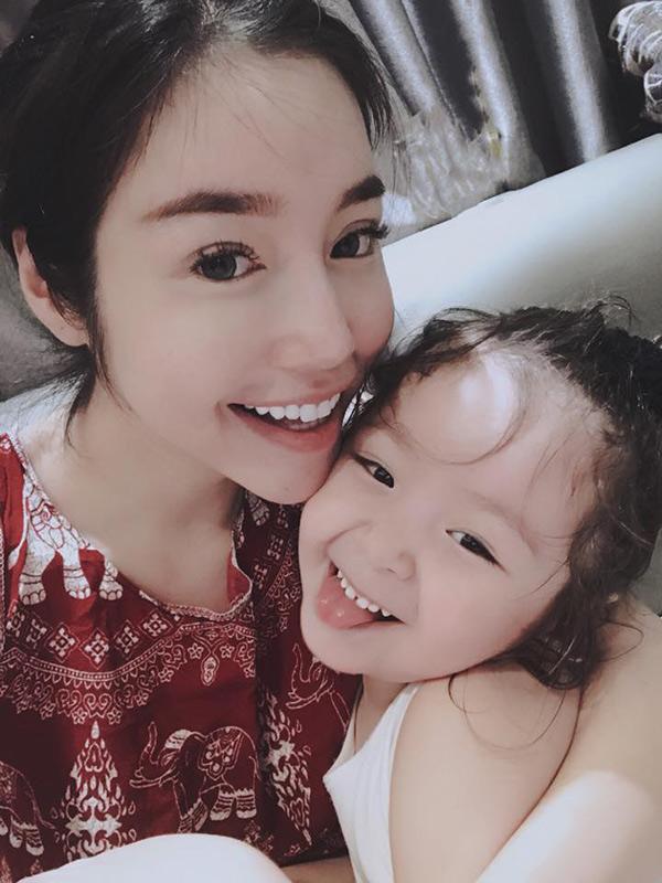 Không dọa amp;#34;Con phải ăn hếtamp;#34;, đây là cách mẹ Elly Trần khiến Cadie ăn sạch phần cơm - 1