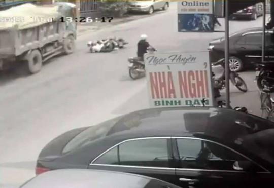 Chủ xe lên tiếng về cú bẻ lái cứu mạng 2 nữ sinh: amp;#34;Tài xế xử lý quá kémamp;#34; - 1