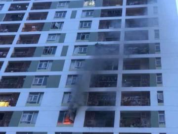 TPHCM: Cháy tại tầng 8 chung cư ParcSpring, cư dân vừa tháo chạy vừa la khóc