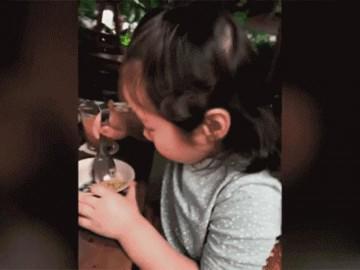 Không dọa "Con phải ăn hết", đây là cách mẹ Elly Trần khiến Cadie ăn sạch phần cơm