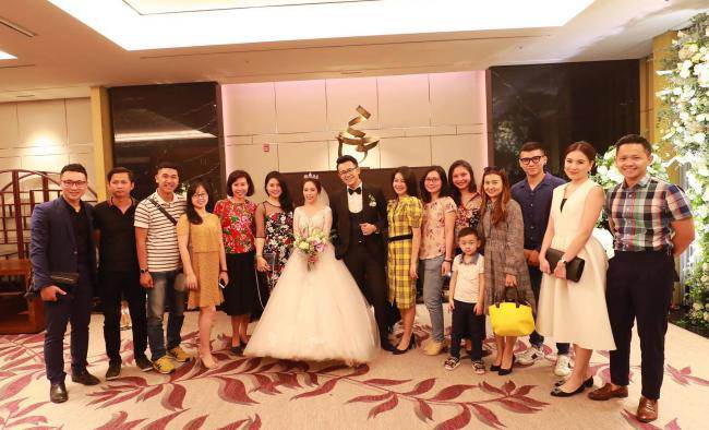 MC Đức Bảo amp;#34;cưỡng hôn 10 giâyamp;#34; vợ trẻ trước hàng trăm quan khách VTV - 17