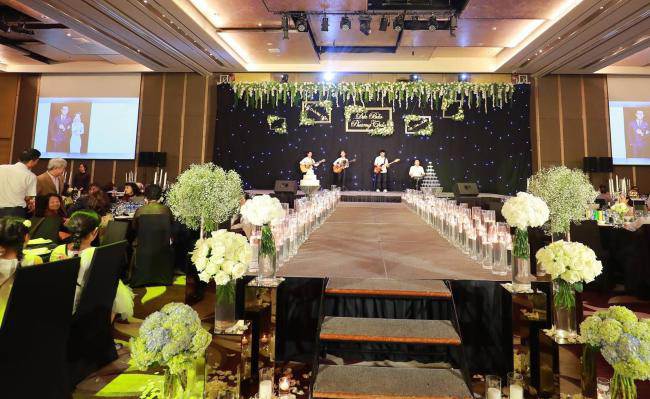 MC Đức Bảo amp;#34;cưỡng hôn 10 giâyamp;#34; vợ trẻ trước hàng trăm quan khách VTV - 16