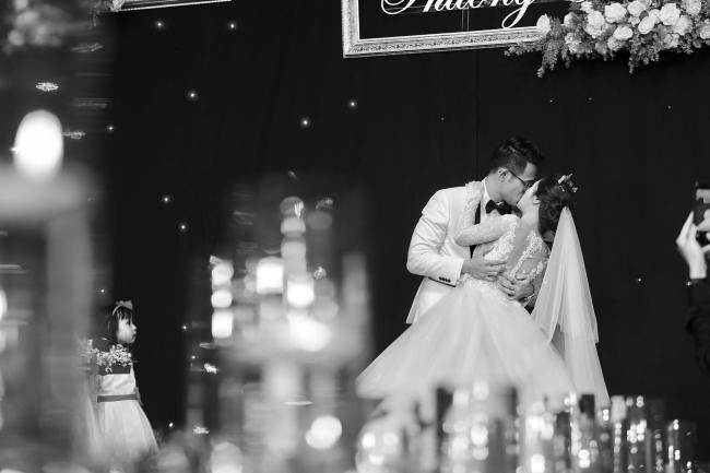 MC Đức Bảo amp;#34;cưỡng hôn 10 giâyamp;#34; vợ trẻ trước hàng trăm quan khách VTV - 9