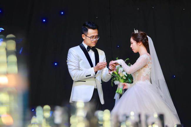 MC Đức Bảo amp;#34;cưỡng hôn 10 giâyamp;#34; vợ trẻ trước hàng trăm quan khách VTV - 8