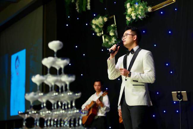 MC Đức Bảo amp;#34;cưỡng hôn 10 giâyamp;#34; vợ trẻ trước hàng trăm quan khách VTV - 2