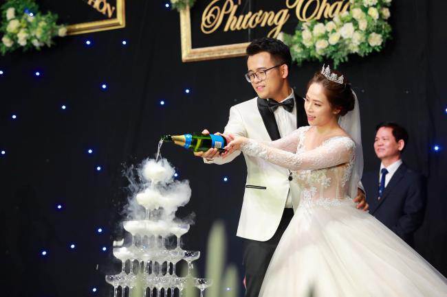 MC Đức Bảo amp;#34;cưỡng hôn 10 giâyamp;#34; vợ trẻ trước hàng trăm quan khách VTV - 6