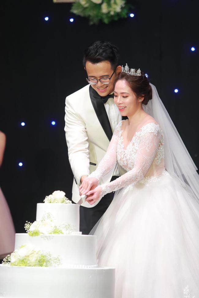 MC Đức Bảo amp;#34;cưỡng hôn 10 giâyamp;#34; vợ trẻ trước hàng trăm quan khách VTV - 7