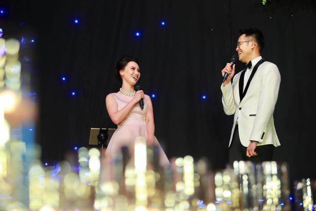 MC Đức Bảo amp;#34;cưỡng hôn 10 giâyamp;#34; vợ trẻ trước hàng trăm quan khách VTV - 3